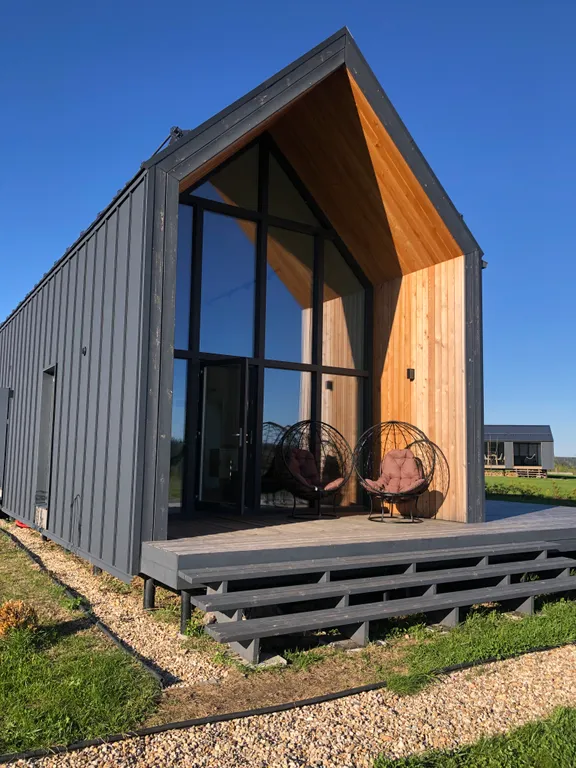 Стильный просторный дом с террасой и видом на луг