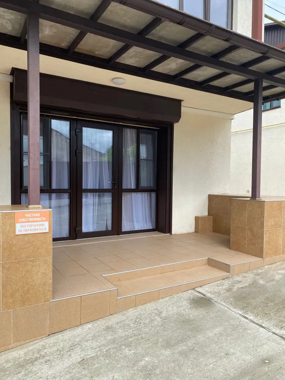 Таунхаус с крыльцом, зоной отдыха и парковкой