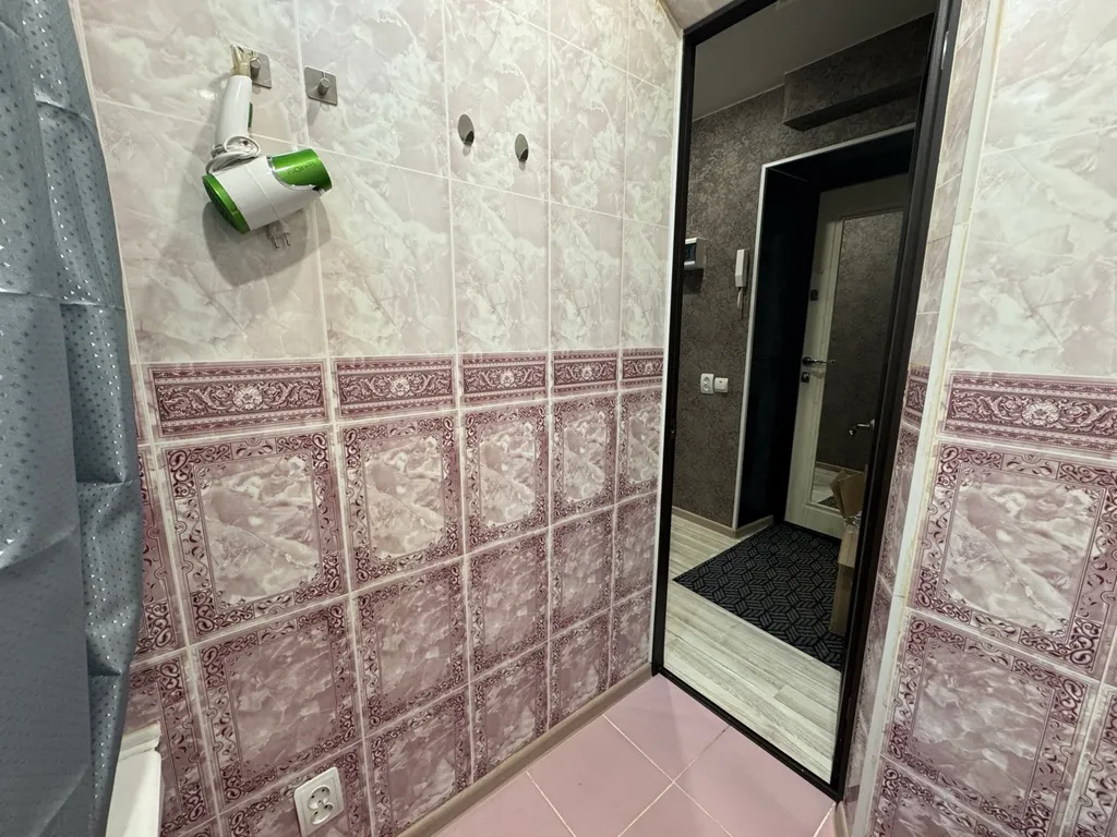 Двухкомнатная студия с красным диваном в центре города