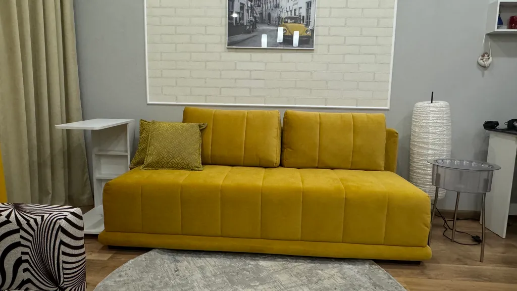 Белая студия в новом доме на центральной улице