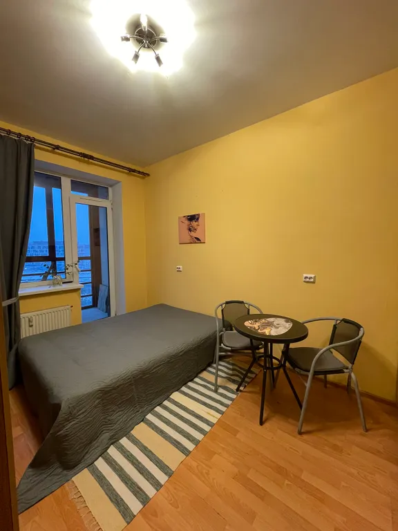 Уютная современная студия с видом на город