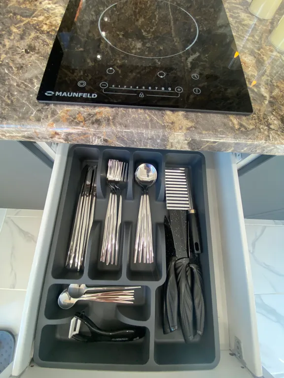 Загородный дом в черте города с озером