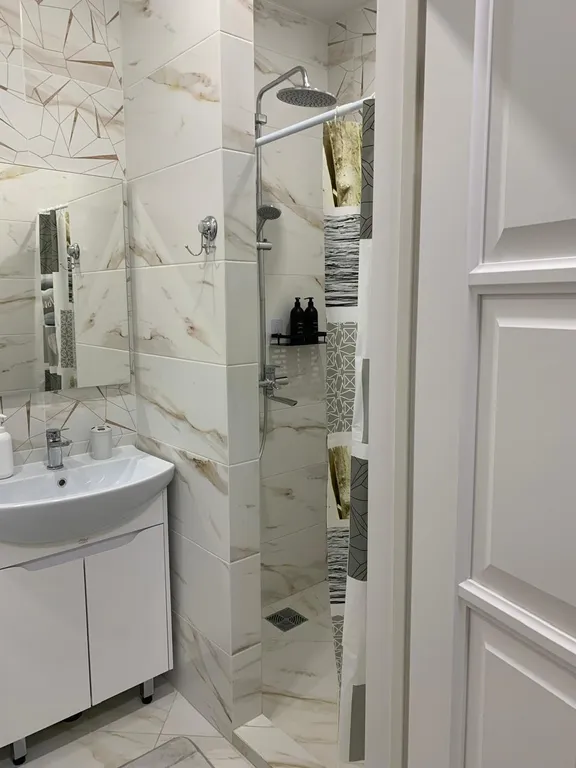 Уютная студия, в центре ленинского района, рядом набережная, сквер Зои