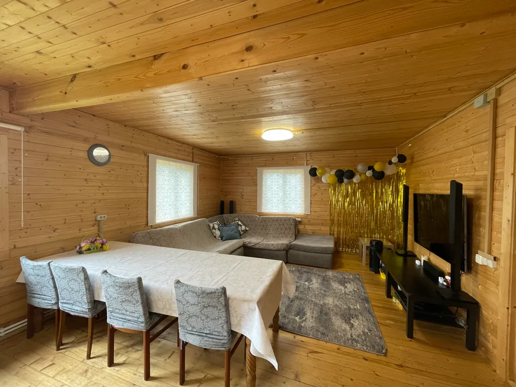 Уютный деревянный дом в тихой деревне