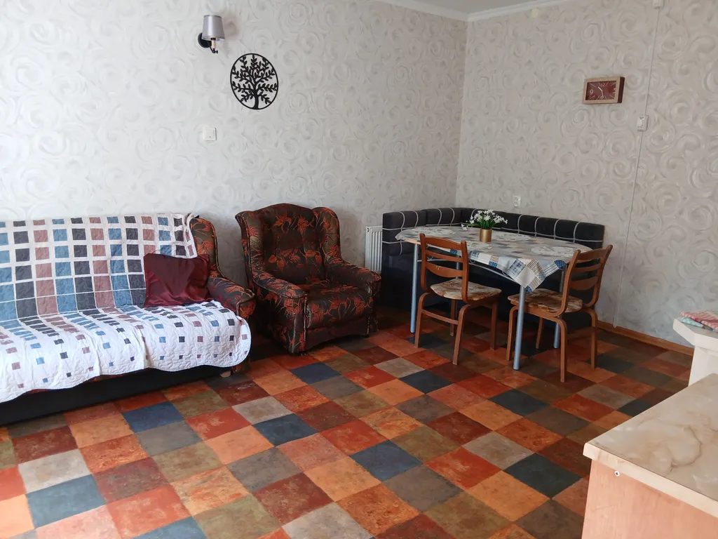 Дом находится на частной территории, есть стоянка автомобильная