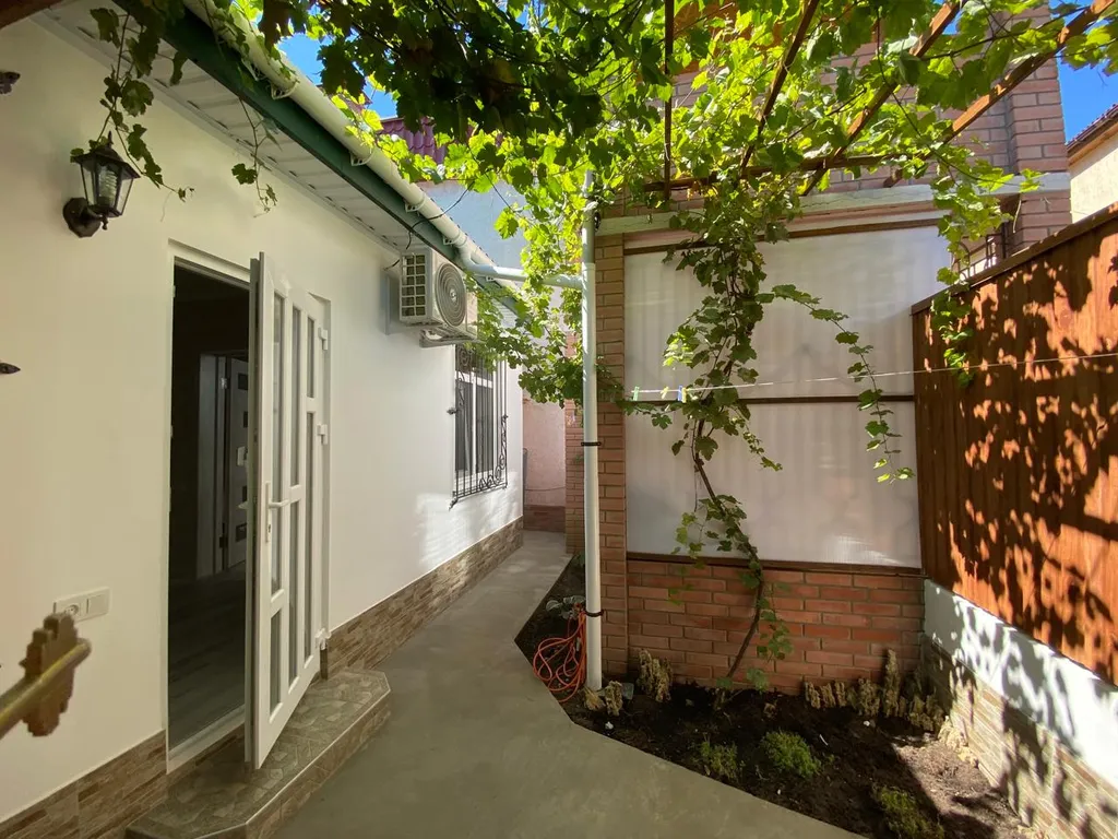 Уютный семейный домик с зелёным двориком и беседкой