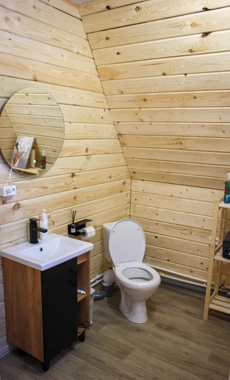 Уютный дом у ручья