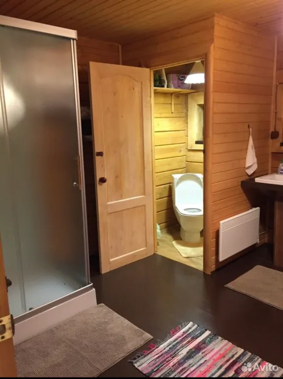 Деревянный дом у озера