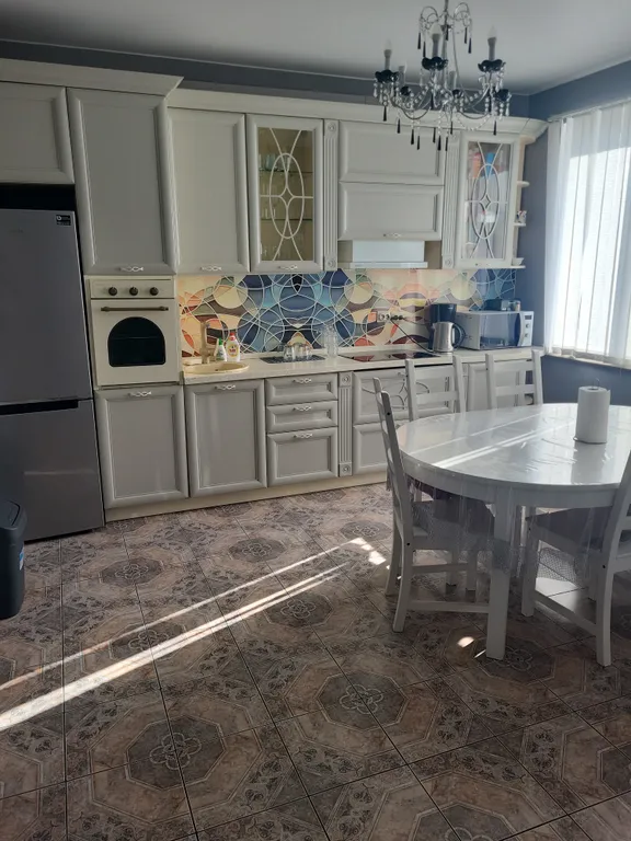 Дом с камином, зоной барбекю, батутом