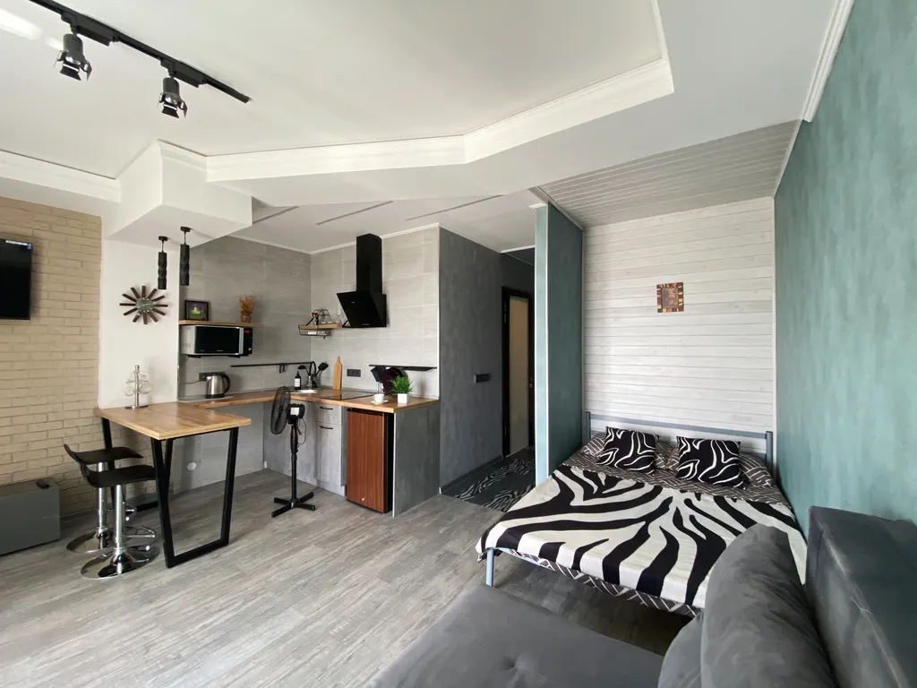 Crystal View — студия с панорамными окнами и закатом за стеклом