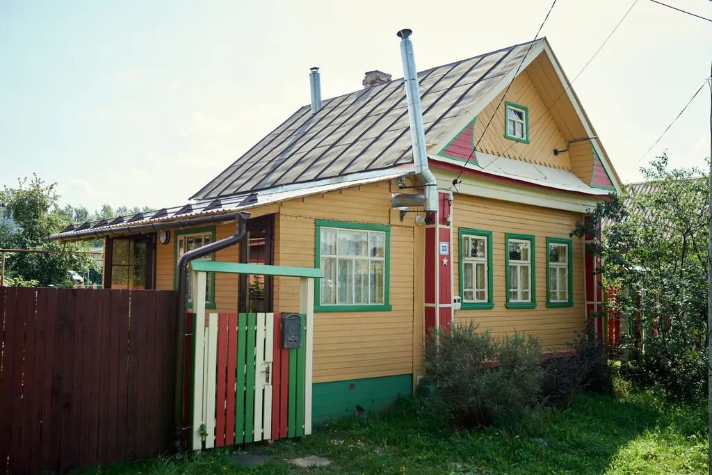 Дом у пруда