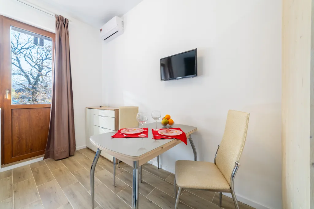 Просторная студия с балконом и видом на горы