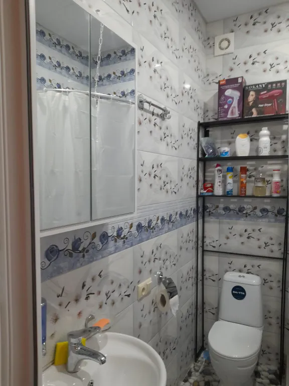 Уютная квартира у моря с видом с балкона на достопримечательности, ели и город