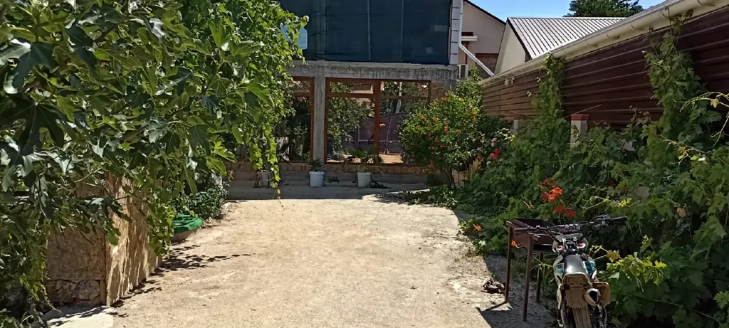 Дом со своим двором