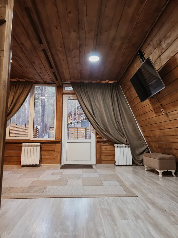 Дом в стиле а-фрейм в сосновом лесу, рядом с горной речкой, экологичес