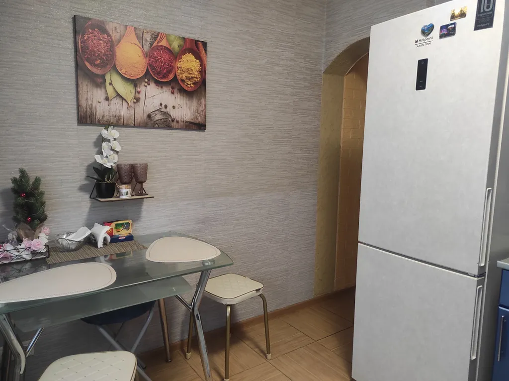 Уютная квартира с роскошной кроватью (2*2м) из натурального дерева