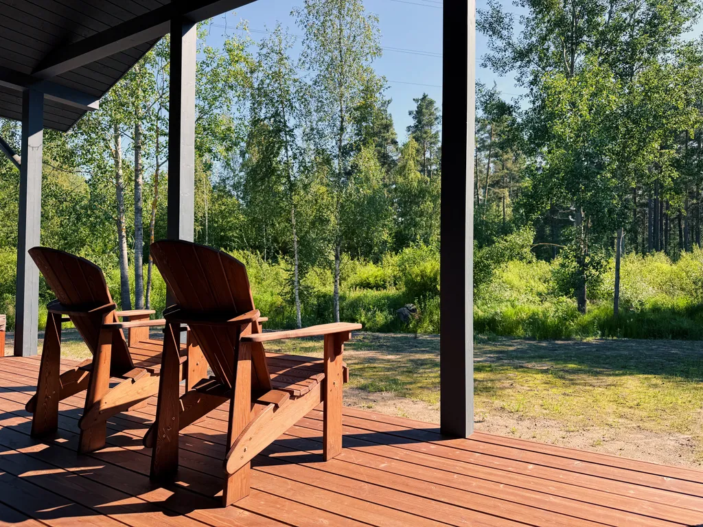 Зелёный дoм у сocнoвoгo леса с купeлью и теpраcoй