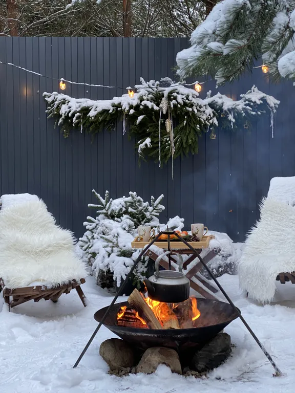 Скандинавский дом с ванной внутри и видом на лес