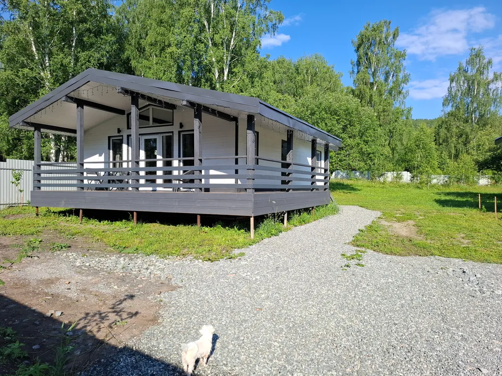 Дом в лесу с большой террасой