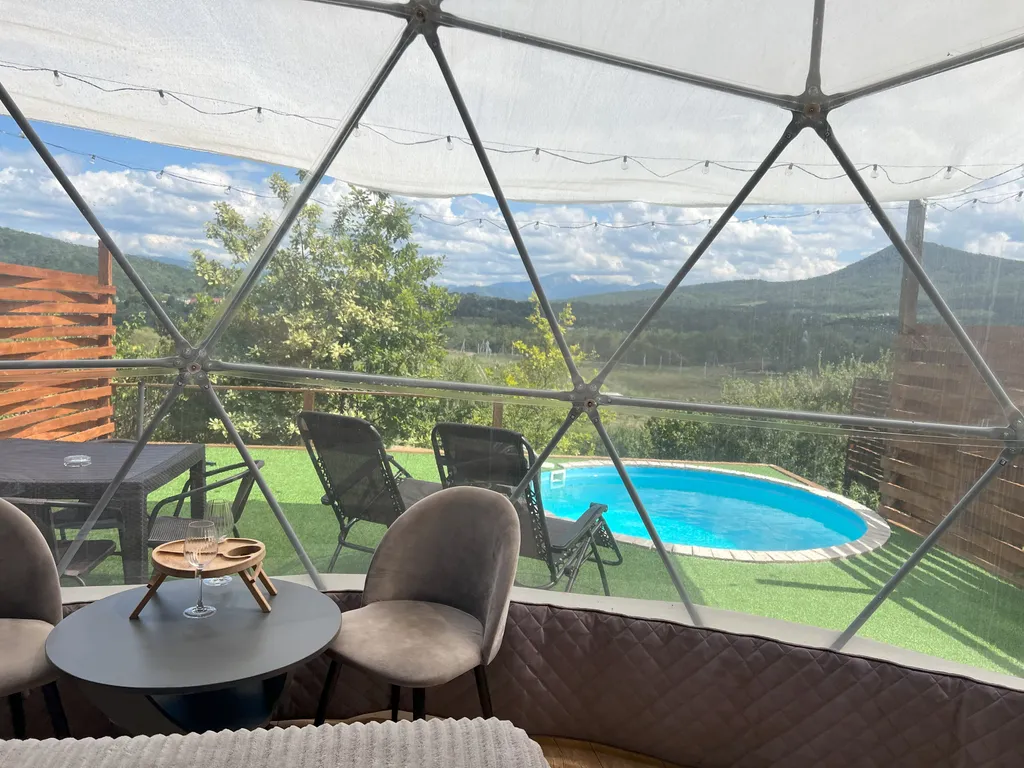 Сфера с подогреваемым бассейном