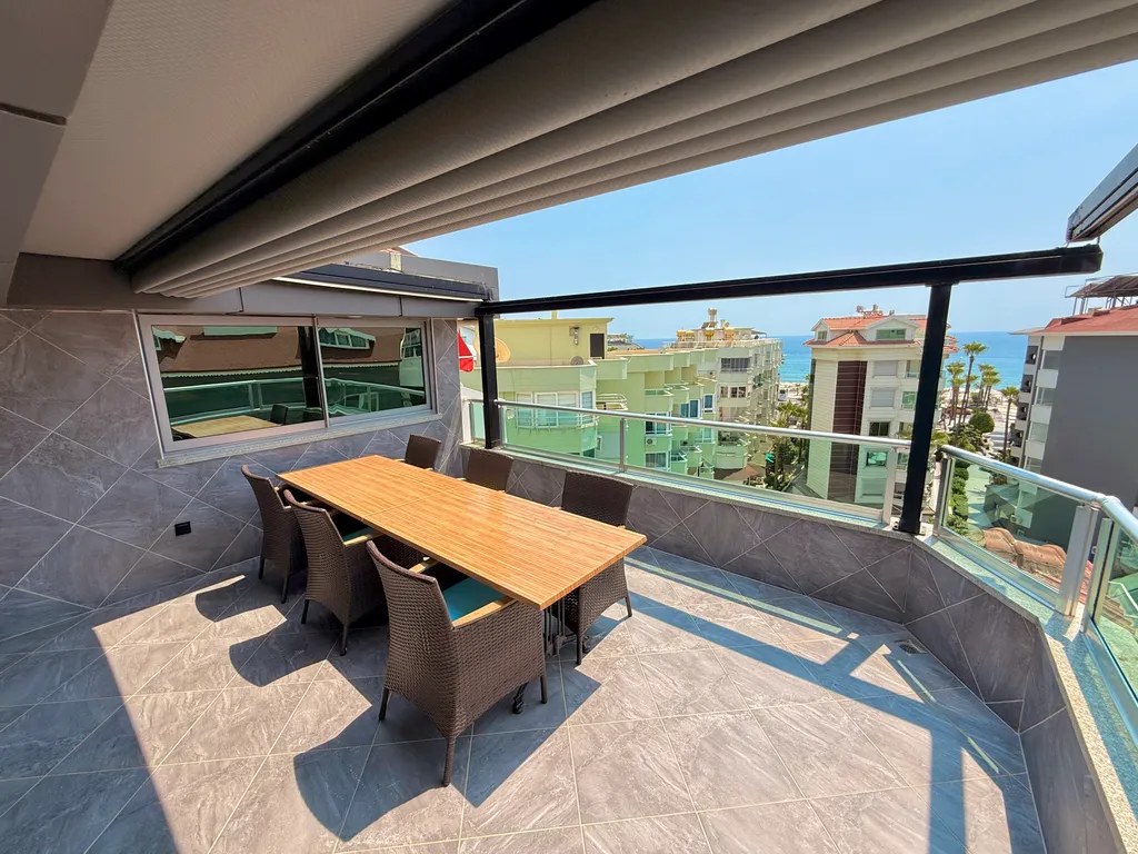 Двухуровневые апартаменты с видом на море и горы