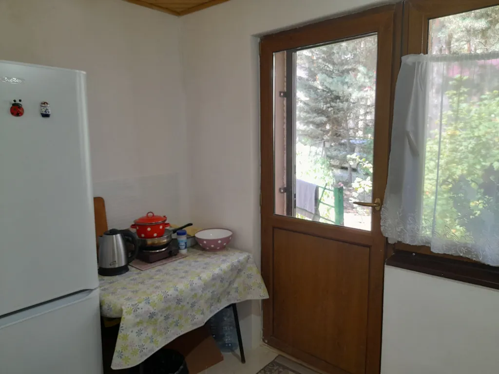 Лесной домик у реки