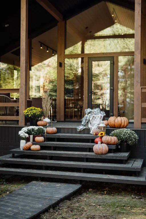 Дом в сосновом лесу с ванной у окна