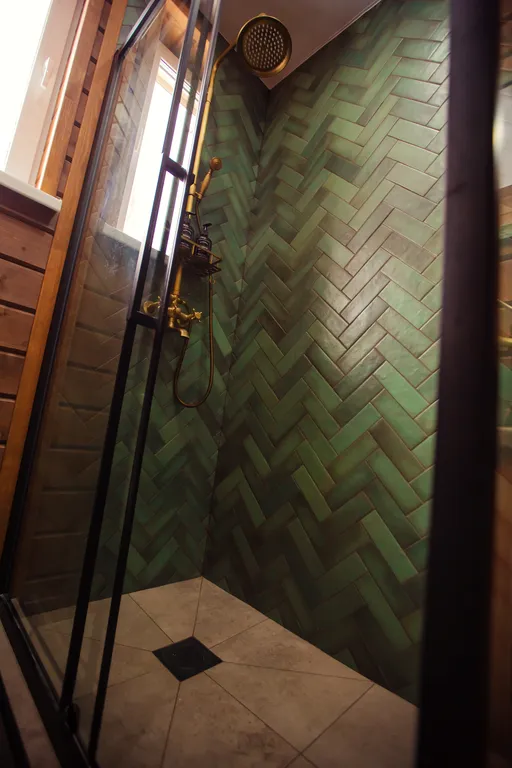 Большой панорамный коттедж в английском стиле с видом на озеро