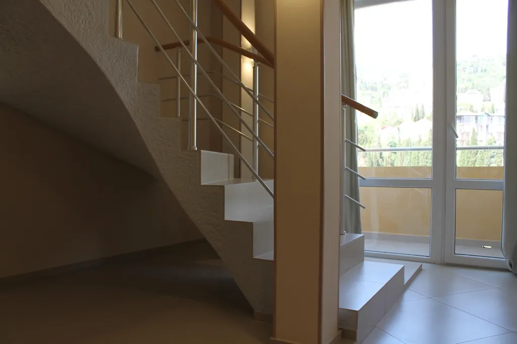 Шикарный двухуровневый апартамент с видом на море и горы