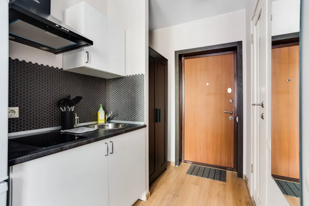 Студия в красном рядом с Мегой