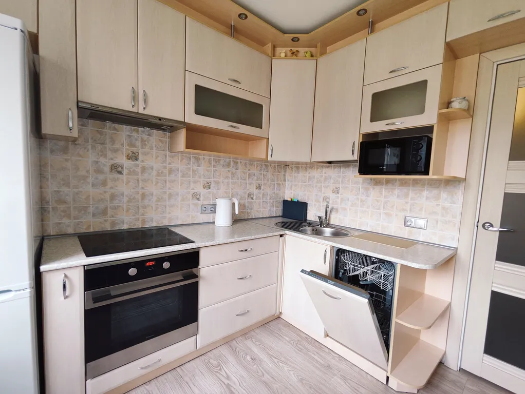 Большая 2-комнатная квартира с большой кухней, рядом озеро