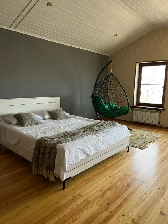 Деревянный дом с красивым видом на море