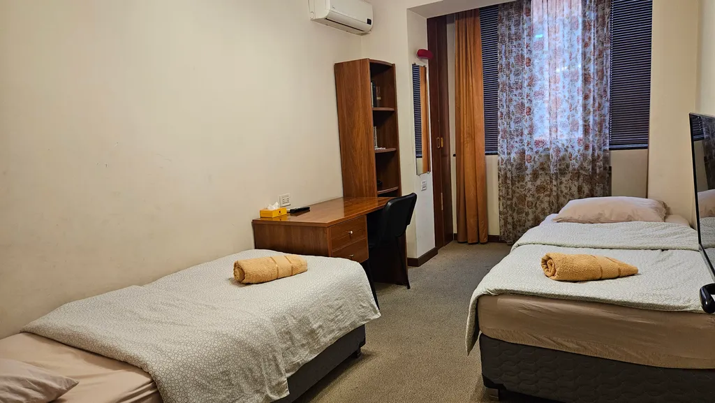 Просторная, светлая квартира с двумя спальнями, малый центр