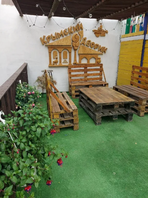 Крымский дворик у моря