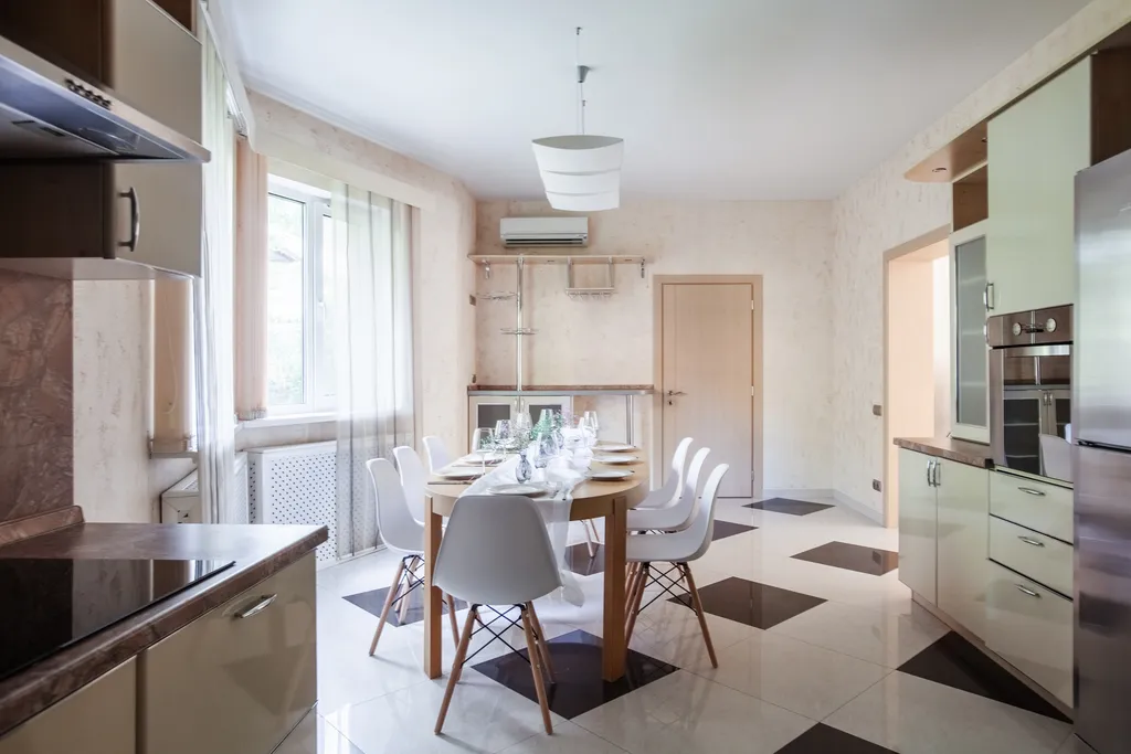 Загородный дом с бассейном, сауной и собственным лесом на участке