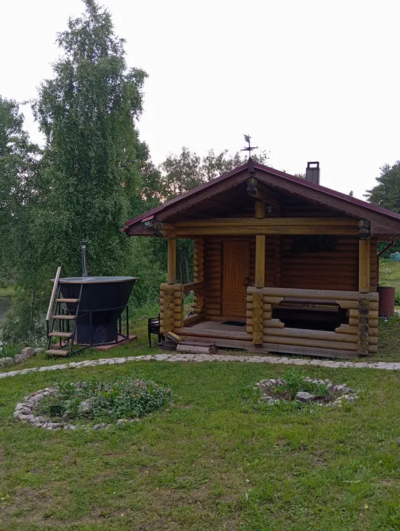 Деревянный дом, на берегу меличуярви, на краю леса в карельском селе