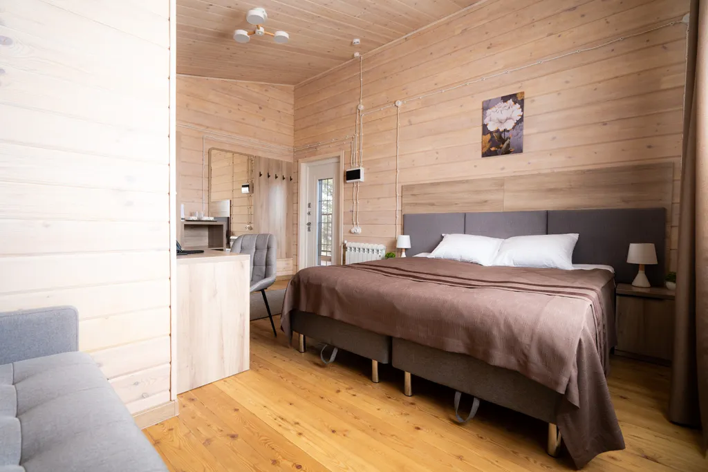 Двухместный стандарт с двуспальной кроватью и диваном