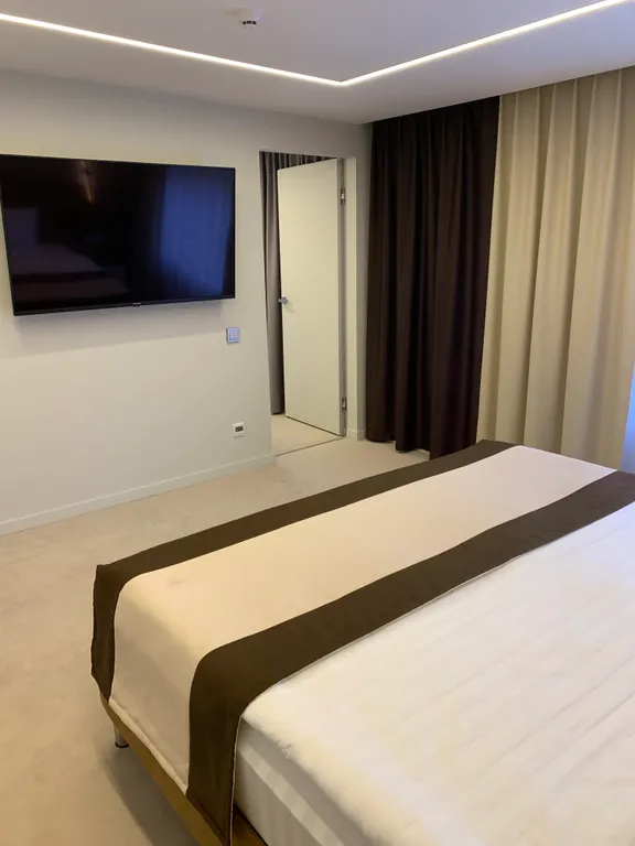 Двухместный,двухкомнатный номер Джуниор Сюит с одной общей кроватью