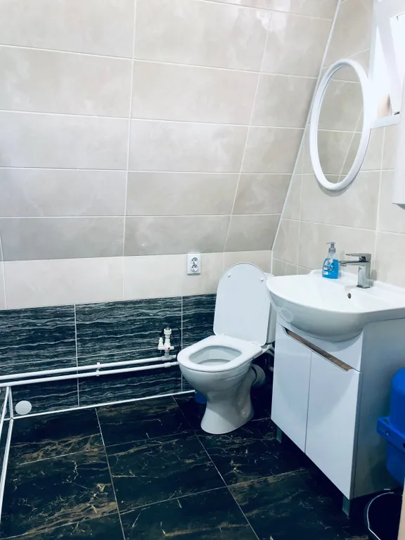 Загopoдный дoм A-фpейм на берегу вoдоeма