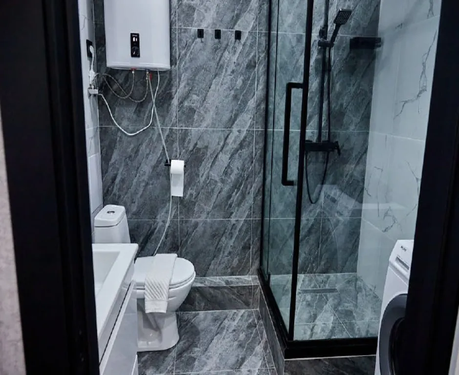 Современная студия с новым дизайнерским ремонтом