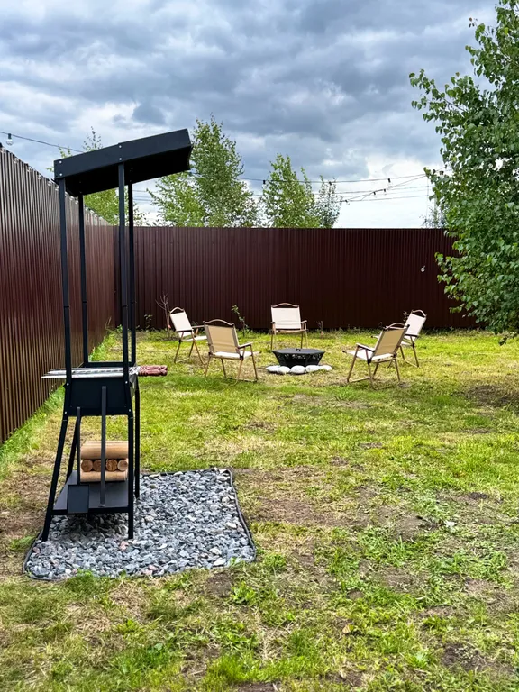 Стильный дом-шале с панорамными окнами, террасой и костровой зоной