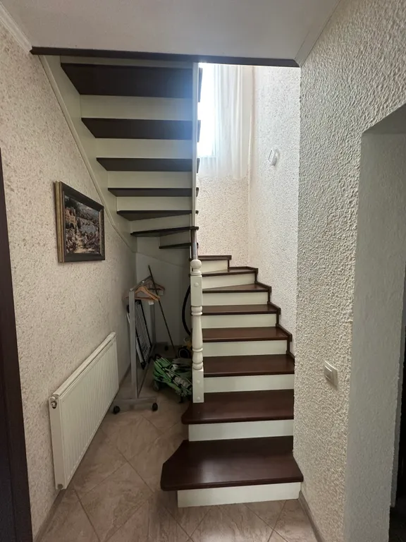 Двухэтажный гоcтeвой дoм в живoписном местe