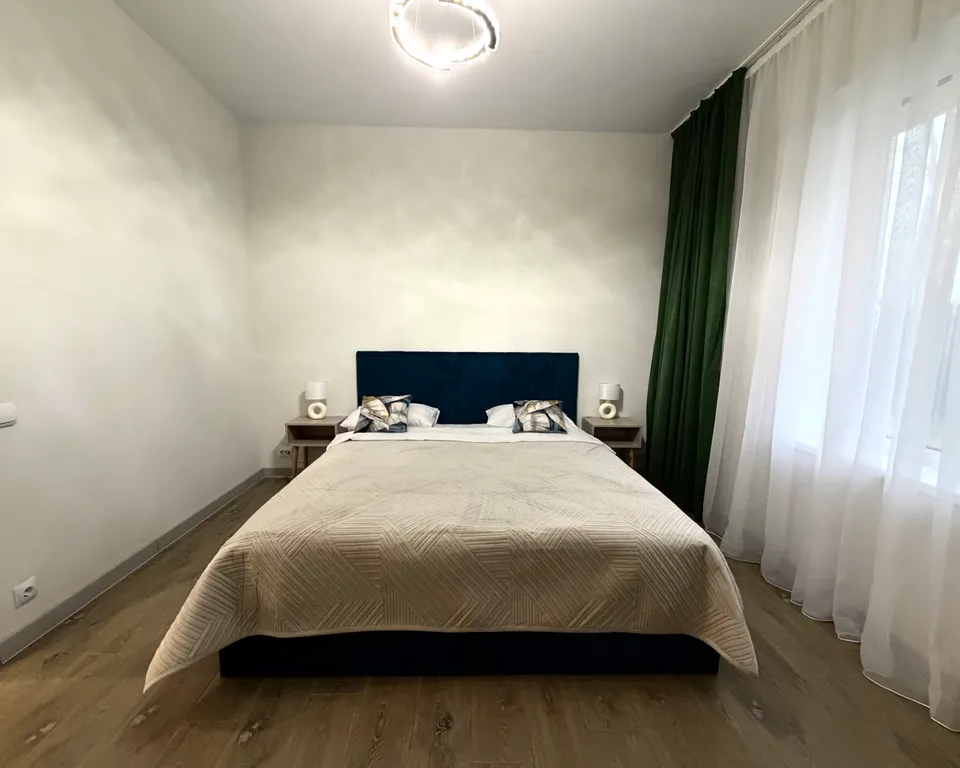 Уютный дом с панорамными окнами рядом с озером