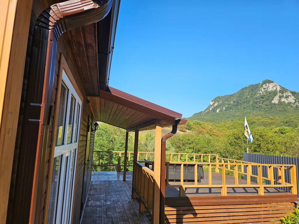 Уютный эко-дом у горы