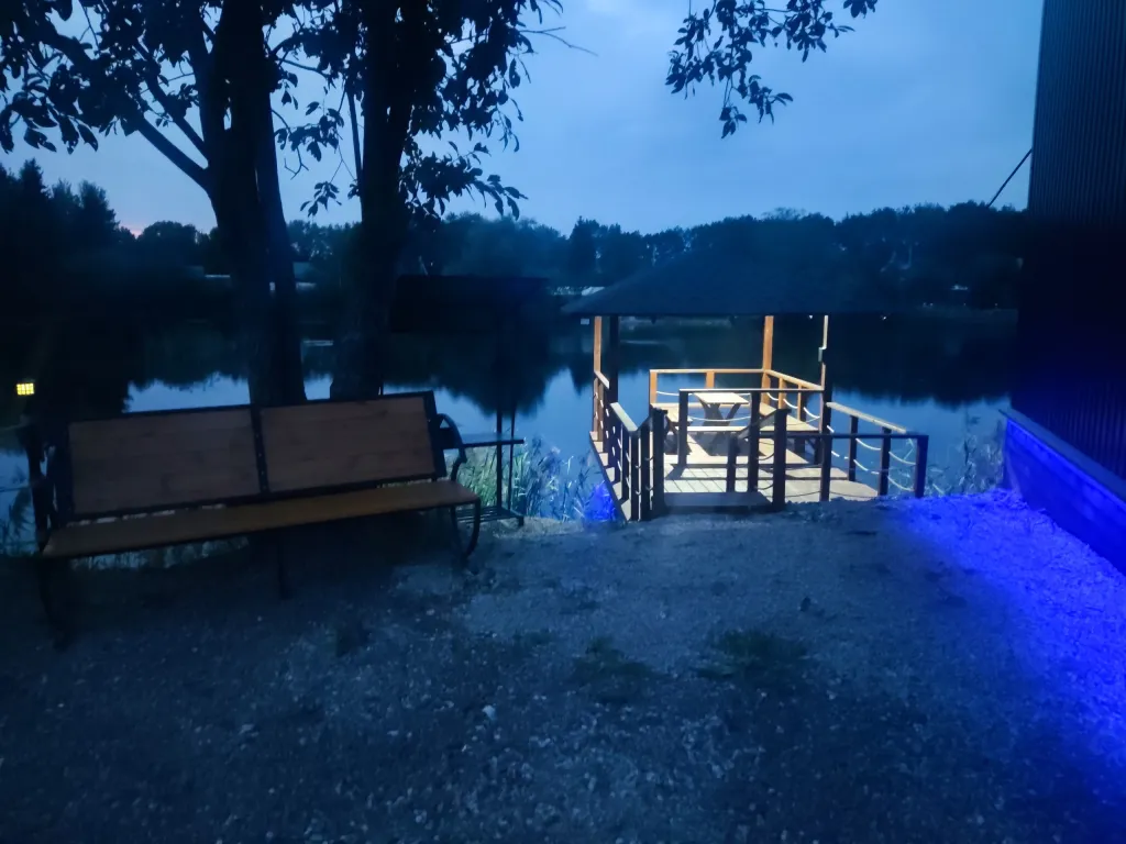 Дом на берегу озера