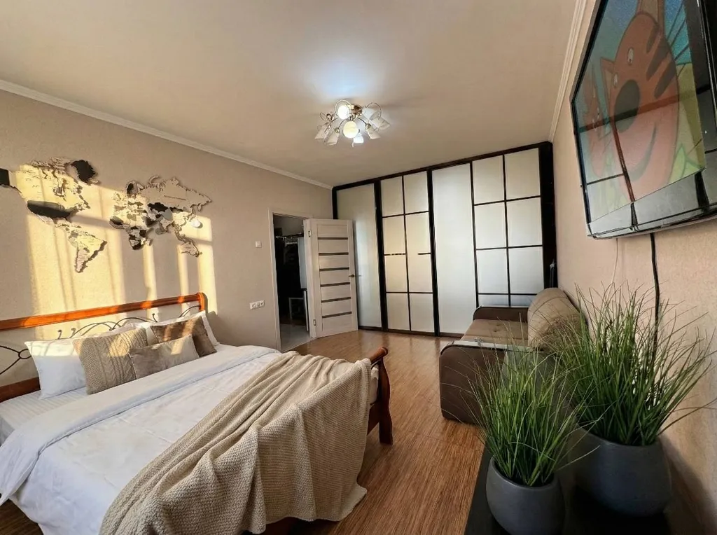 Уютная квартира с балконом в центре города — аренда посуточно в Нижневартовск