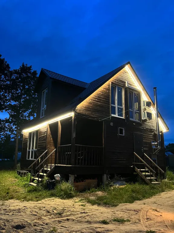 Уединенный дом с сауной внутри в окружении леса