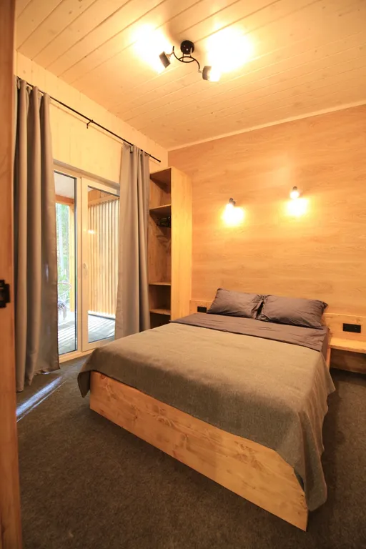 Коттедж Домик в лесу у озера для семейного отдыха — Турбаза Чайка