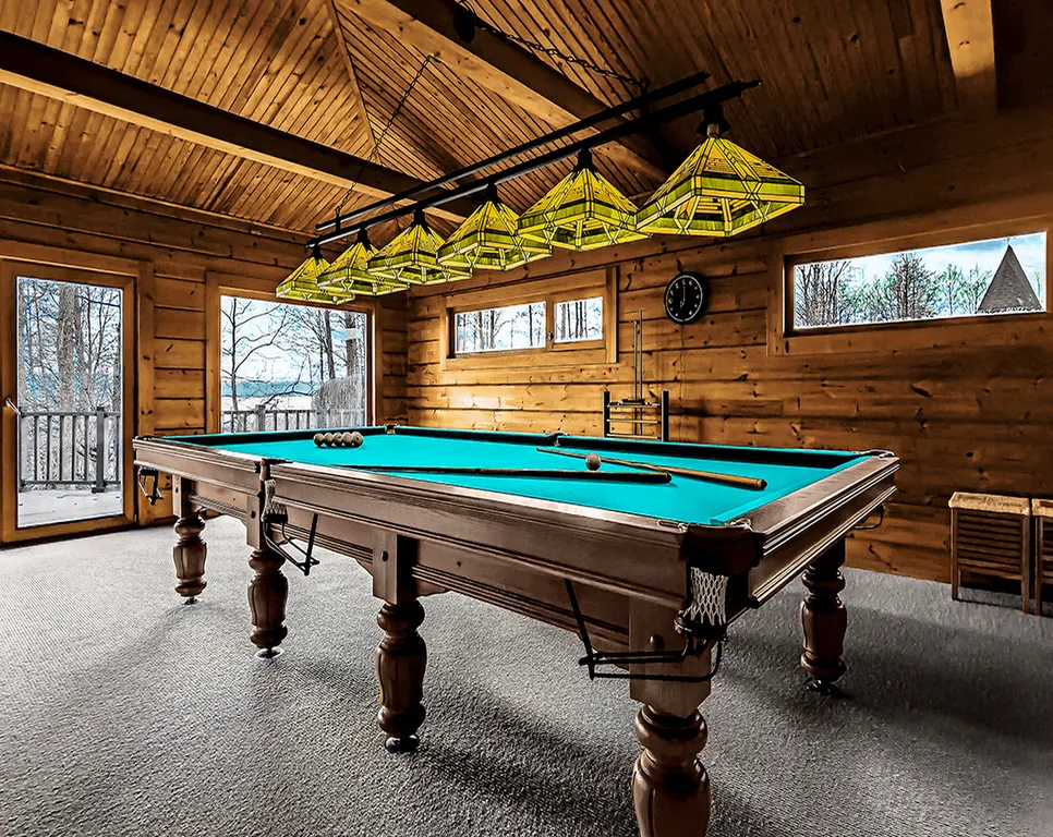 Коттедж с бассейном на берегу озера Порт Жемчужный