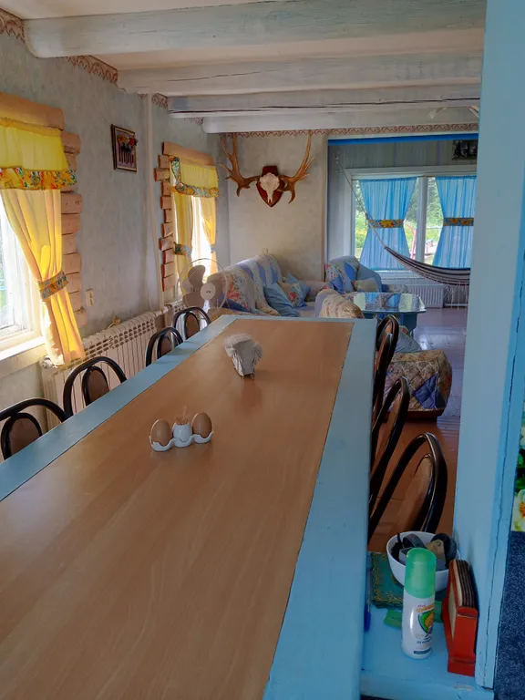 Уютный дом у пруда